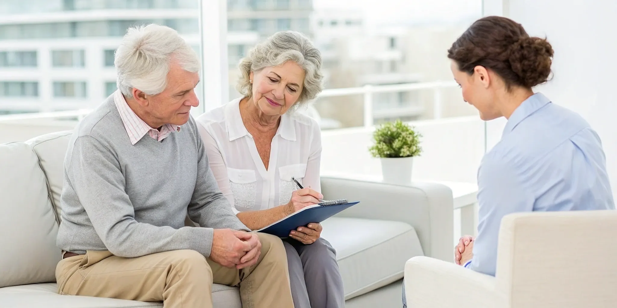 Senior couple meeting with a therapist that accepts Medicare.